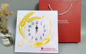 dong-ho-in-logo-lam-quang-cao