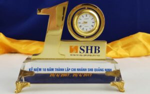 nhung-dip-nen-tang-dong-ho-treo-tuong-in-logo-cho-khach-hang