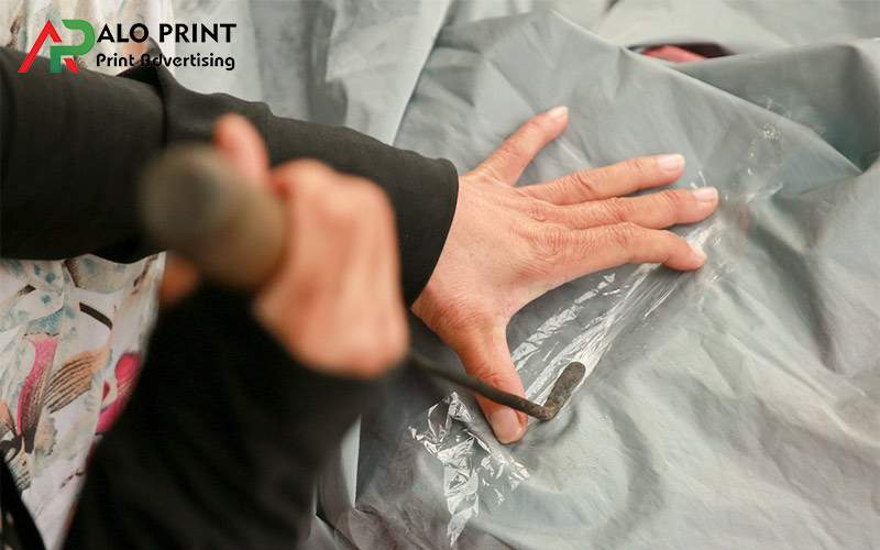 5 Cách Dán Áo Mưa Bị Rách Ngay Tại Nhà Cực Đơn Giản